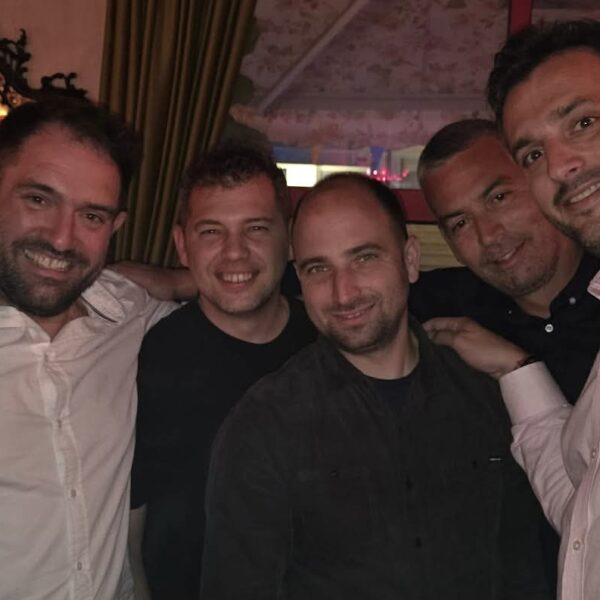 Ομορφο προγαμιαίο πάρτι για τον μαέστρο!!!