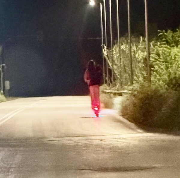 Επικίνδυνη οδήγηση με πατίνι σε δρόμο ταχείας κυκλοφορίας