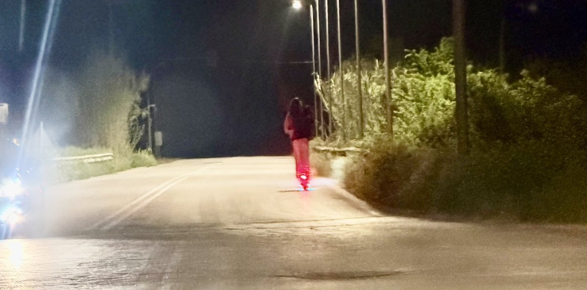 Επικίνδυνη οδήγηση με πατίνι σε δρόμο ταχείας κυκλοφορίας