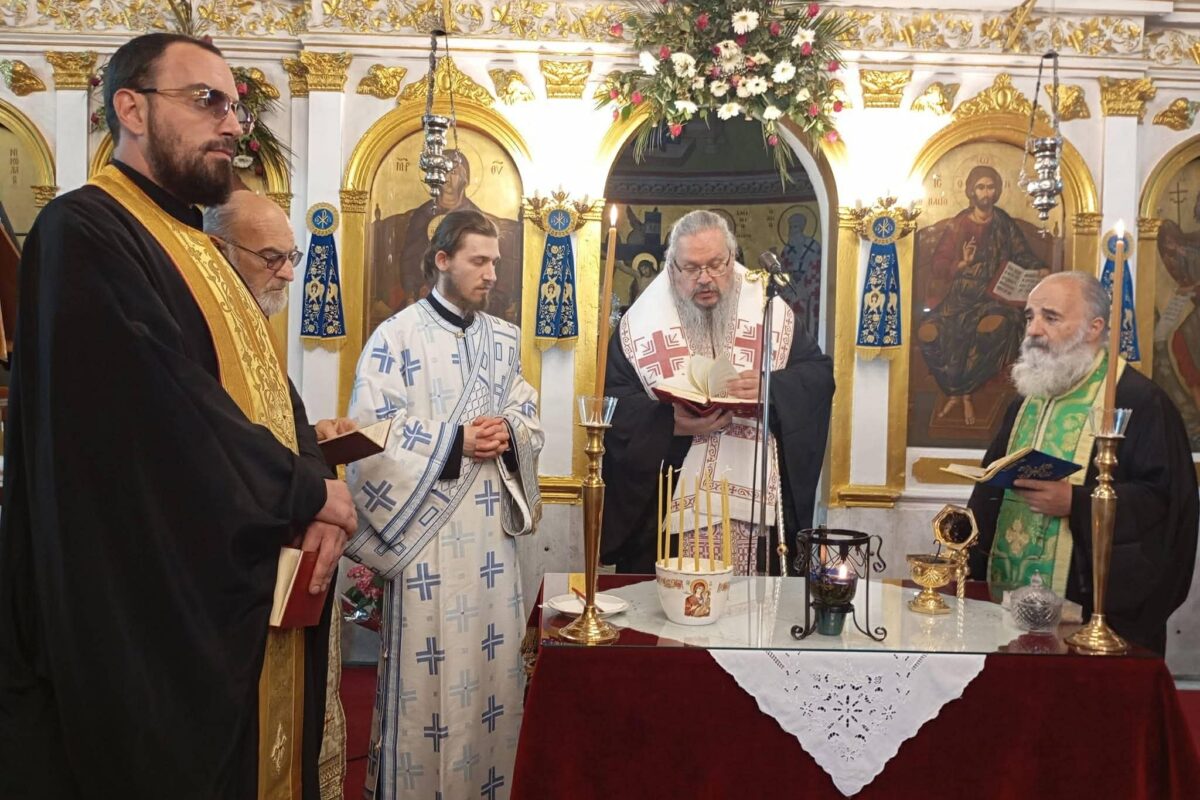 Το μυστήριο του Ευχελαίου τέλεσε ο Μητροπολίτης στη Ροδιά, παρουσία του δημάρχου