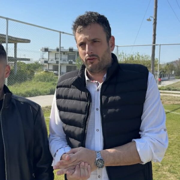 Στο νέο γήπεδο 5Χ5 στον οικισμό Ρομά ο δήμαρχος Τυρνάβου Στ. Τσικριτσής