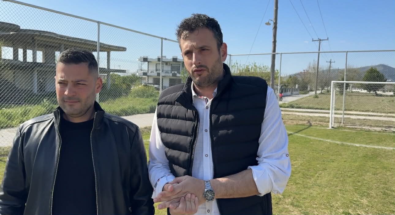 Στο νέο γήπεδο 5Χ5 στον οικισμό Ρομά ο δήμαρχος Τυρνάβου Στ. Τσικριτσής