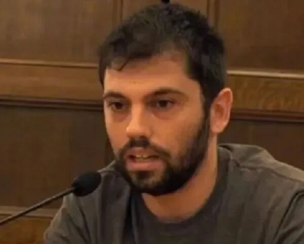 Αθώος ο Νίκος Ρωμανός μετά από 17 μήνες ταλαιπωρίας – Ένταση και χημικά έξω από το δικαστήριο