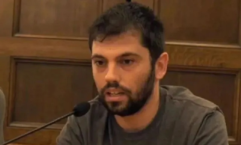 Αθώος ο Νίκος Ρωμανός μετά από 17 μήνες ταλαιπωρίας – Ένταση και χημικά έξω από το δικαστήριο