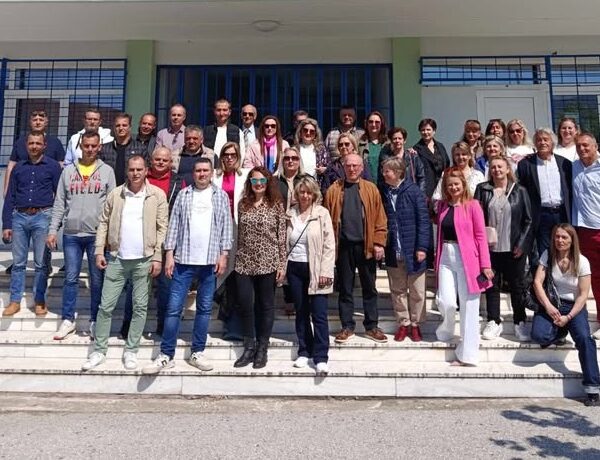 Συναντήθηκαν παλιοί συμμαθητές και οι καθηγητές τους στο Λύκειο Συκουρίου – Δόθηκε πλακέτα στον Απ. Σουρλατζής