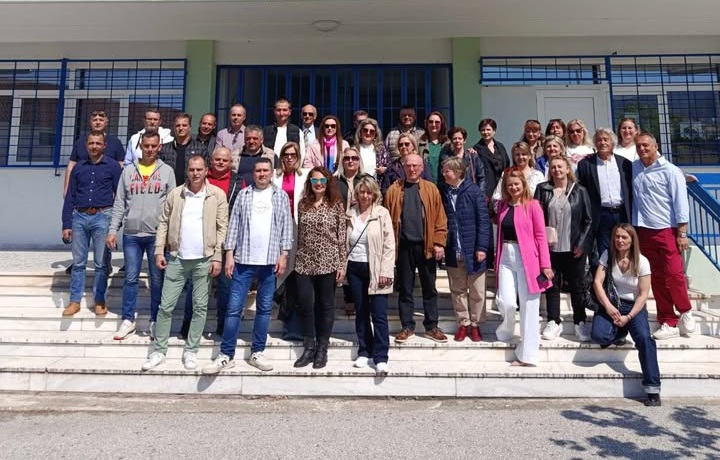 Συναντήθηκαν παλιοί συμμαθητές και οι καθηγητές τους στο Λύκειο Συκουρίου – Δόθηκε πλακέτα στον Απ. Σουρλατζής