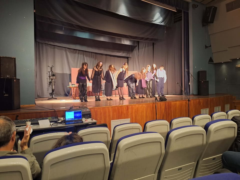 Όμορφη παράσταση από τη θεατρική ομάδα του ΓΕΛ Τυρνάβου