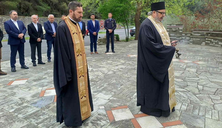 Δήμος Τεμπών: Τρισάγιο στη μνήμη των αδικοχαμένων μαθητών από το Μακροχώρι Ημαθίας στα Τέμπη