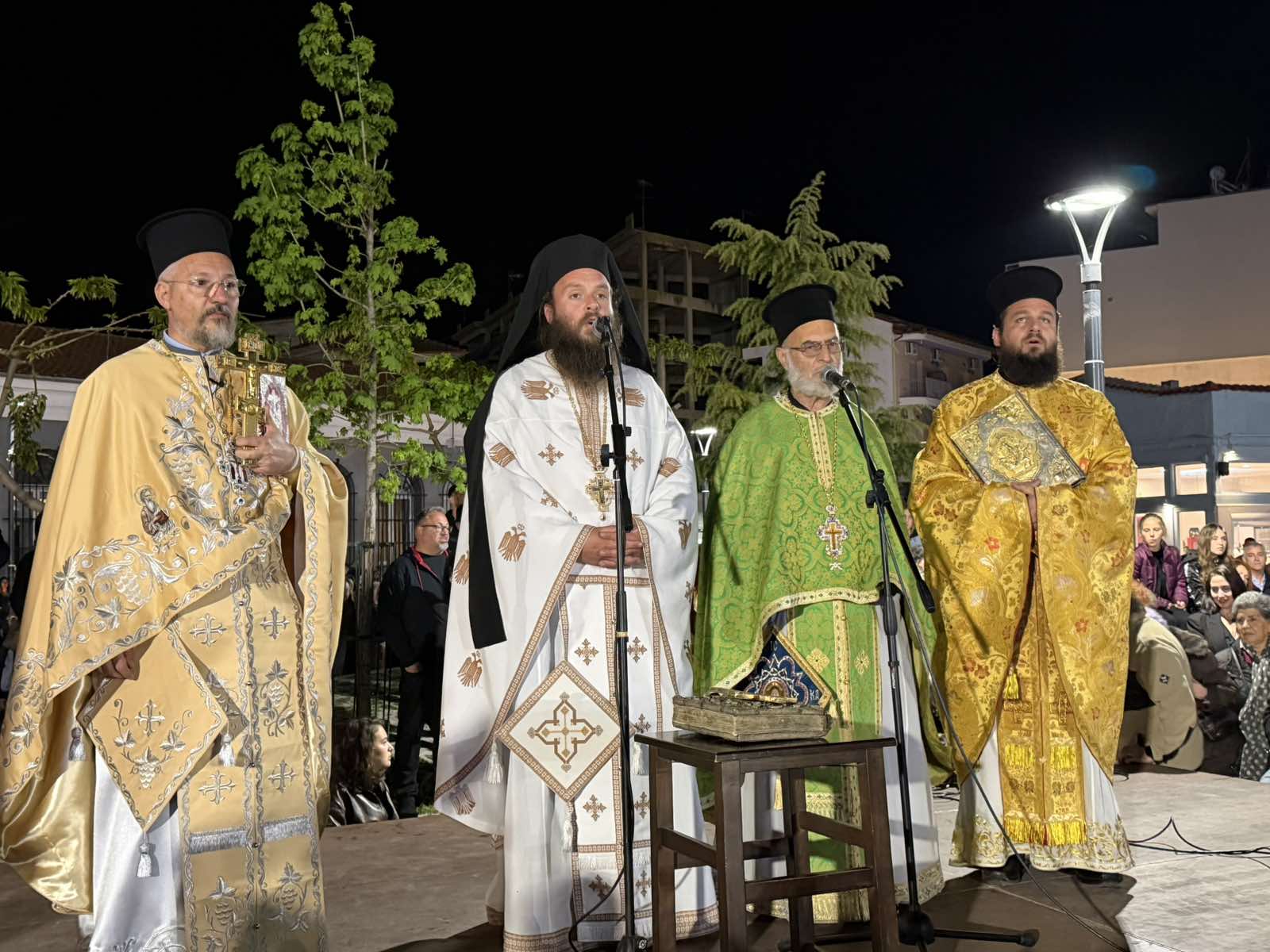 Ευλάβεια και λαμπρότητα στην περιφορά των επιταφίων στον Τύρναβο