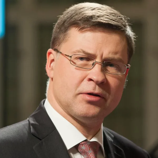 «Ναι» της Κομισιόν σε έκτακτο φόρο στα υπερκέρδη των εταιρειών καυσίμων λόγω του πολέμου στο Ιράν