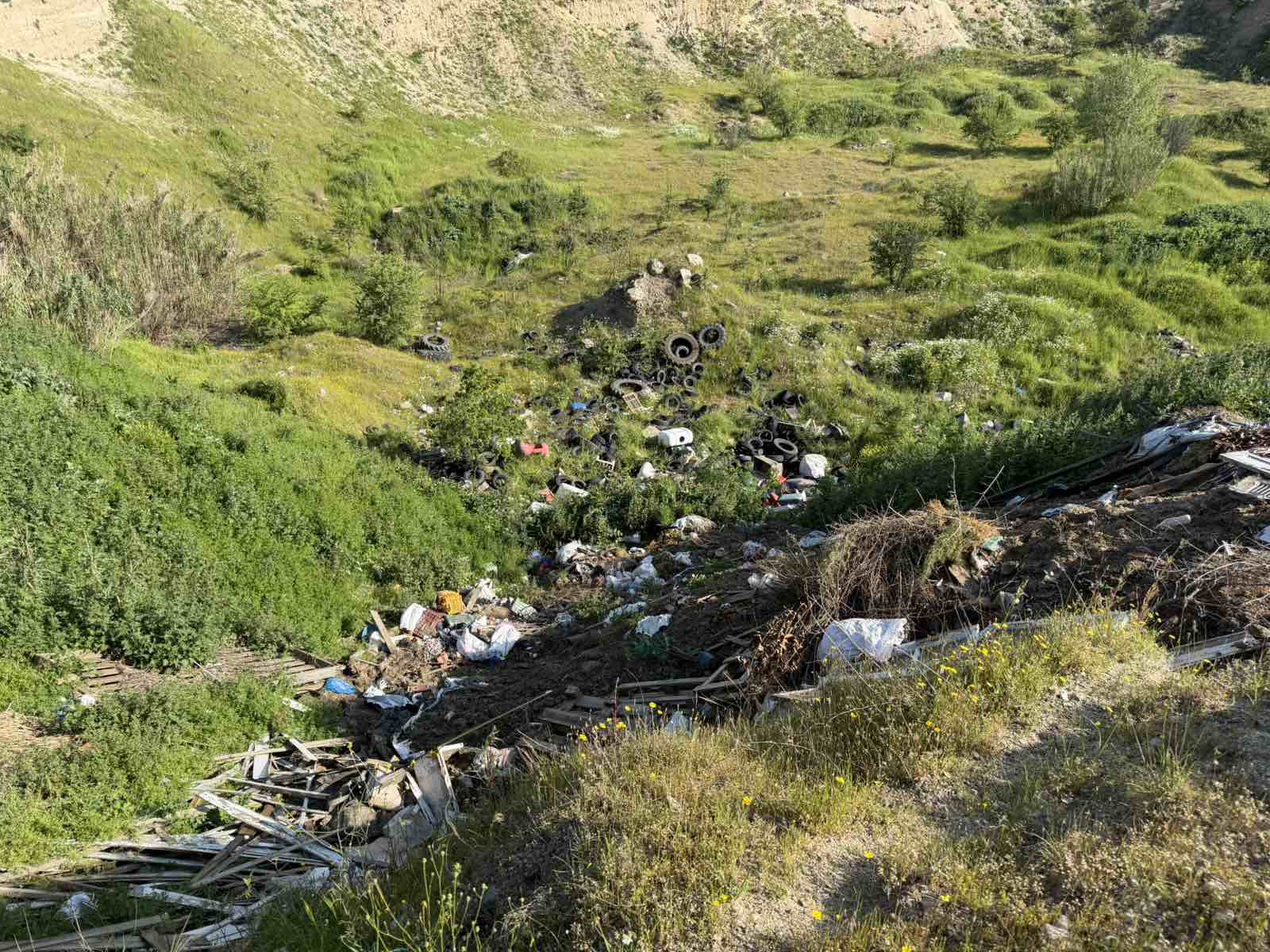 Ντροπή: Ασυνείδητοι μετέτρεψαν σε χωματερή περιοχή στο Μπουγιατζί Ροδιάς