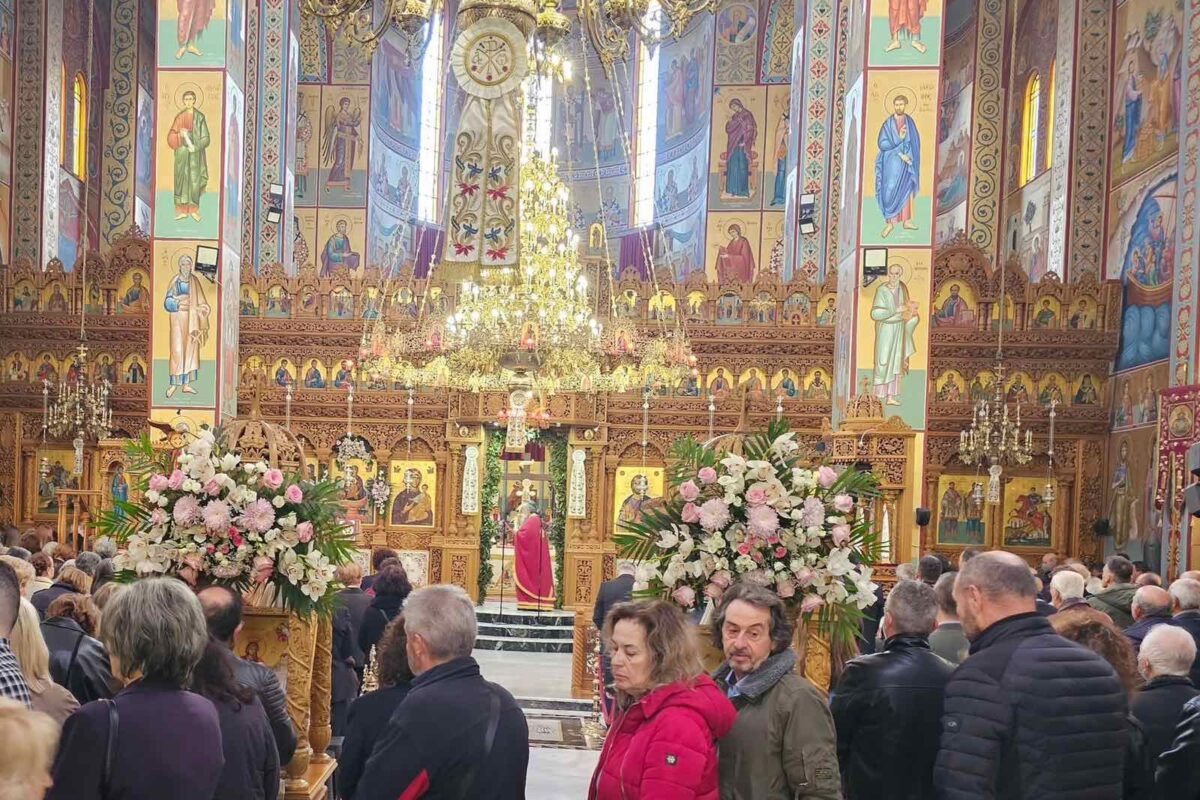 Ιερέας κατά πολιτικών στο κήρυγμά του στη Λάρισα