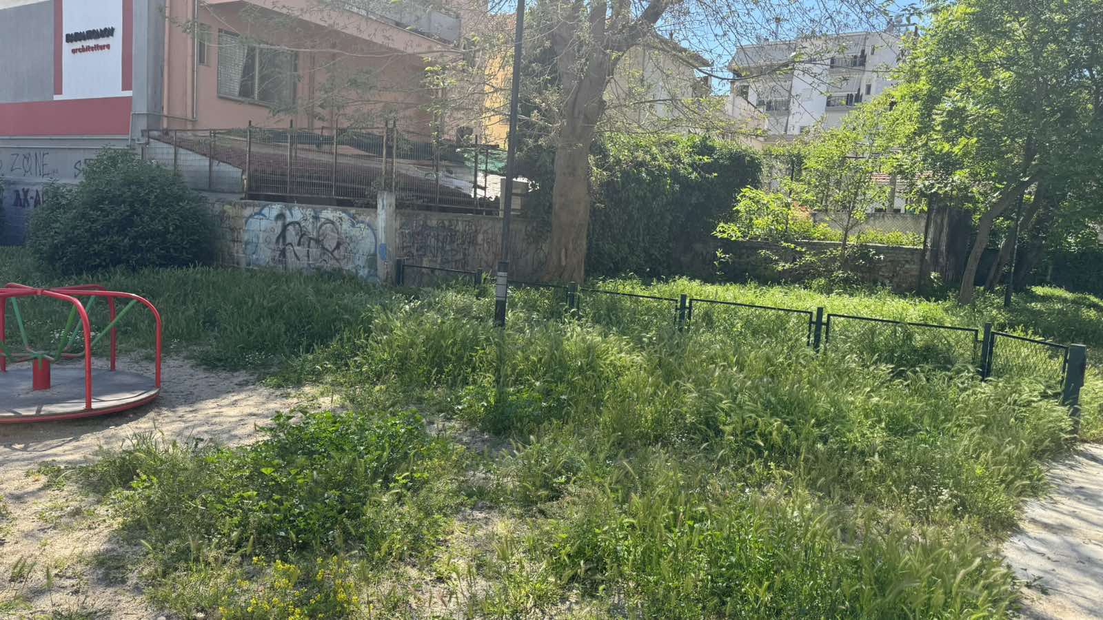 Παιδικές χαρές «ζούγκλα» στη Λάρισα – Πολλά τα παράπονα των περίοικων (φωτο)