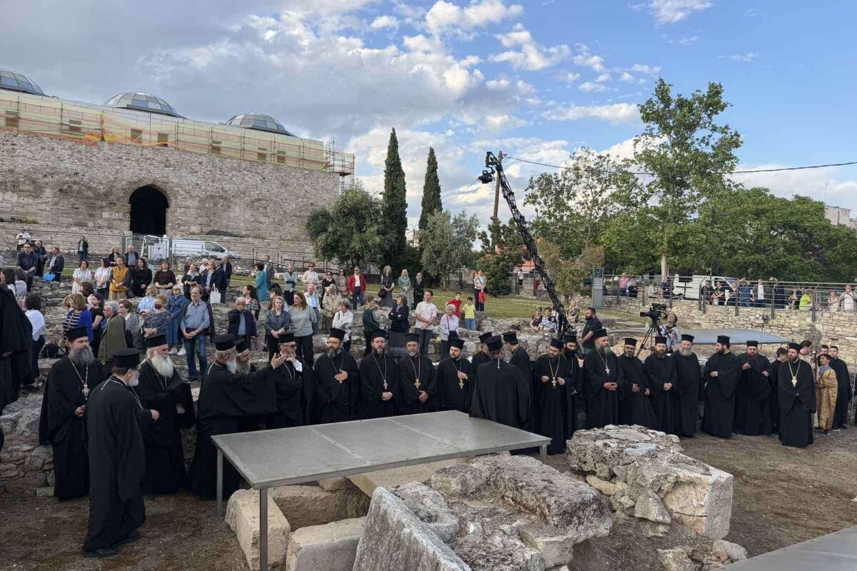 Τελέστηκε ο υπαίθριος Αρχιερατικός Εσπερινός στην Αρχαία Βασιλική του Αγίου Αχιλλίου στη Λάρισα