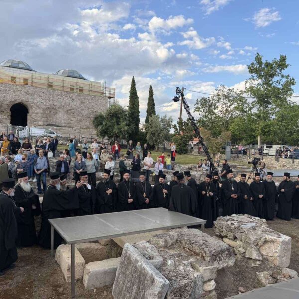Τελέστηκε ο υπαίθριος Αρχιερατικός Εσπερινός στην Αρχαία Βασιλική του Αγίου Αχιλλίου στη Λάρισα