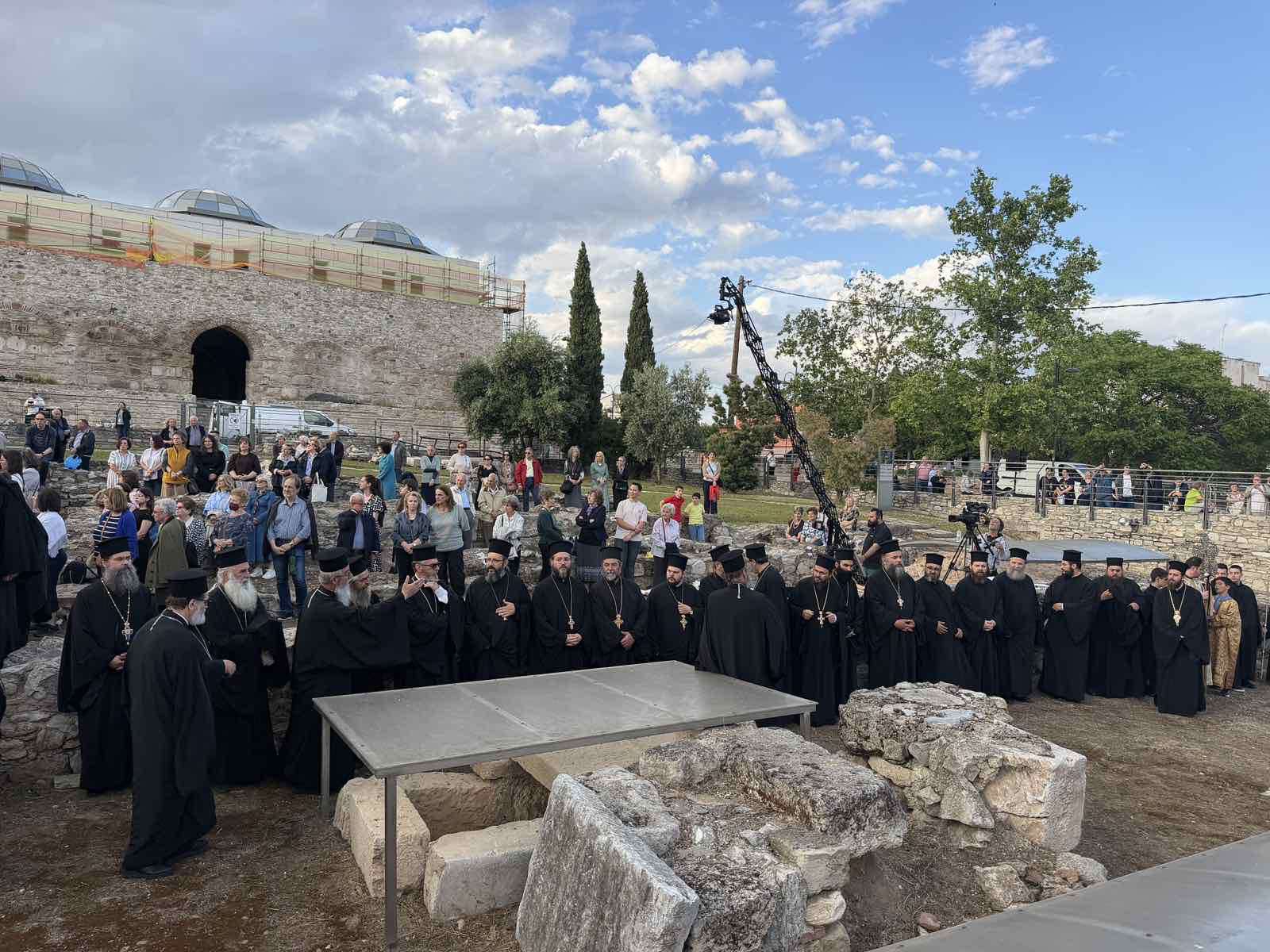 Τελέστηκε ο υπαίθριος Αρχιερατικός Εσπερινός στην Αρχαία Βασιλική του Αγίου Αχιλλίου στη Λάρισα