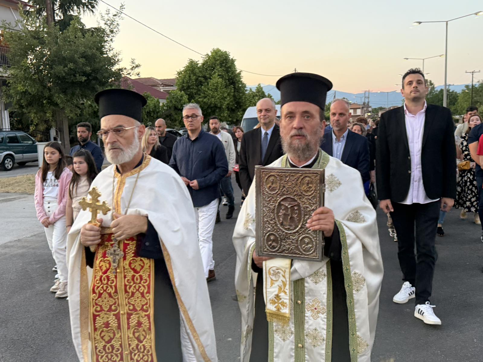 Ο Βρυότοπος τιμά τους προστάτες του Αγίους Κωνσταντίνο και Ελένη (φωτορεπορτάζ)