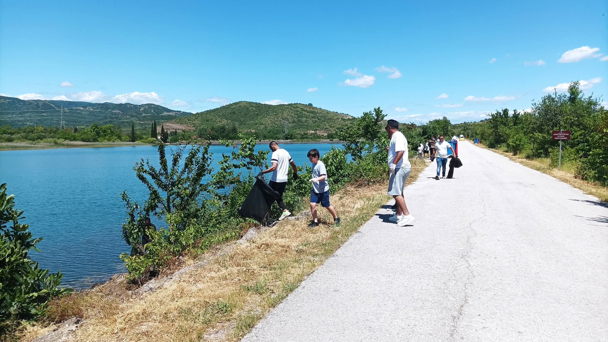 Ρομά μάζεψαν τρεις τόνους σκουπίδια από τη λίμνη στο Μοσχάτο Καρδίτσας – «Πήραμε ένα ξεχωριστό μάθημα», λέει ο δήμαρχος
