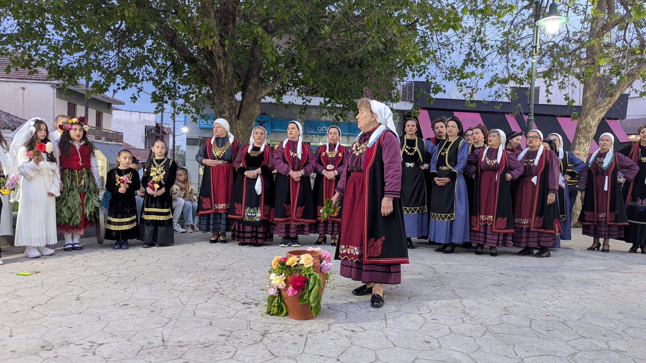 “Κλήδονας”, “Ρουμάνα” και “Πιρπιρίτσα” αναβίωσαν για ακόμη μια χρονιά στο Βλαχογιάννι