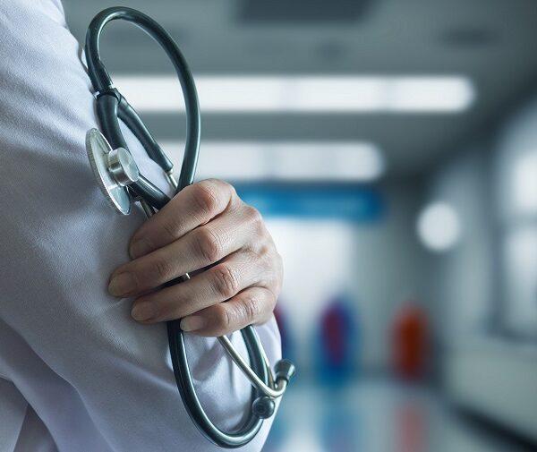 Η ΟΕΝΓΕ ζητά την κατάργηση της άμισθης ειδικότητας για ειδικευόμενους γιατρούς