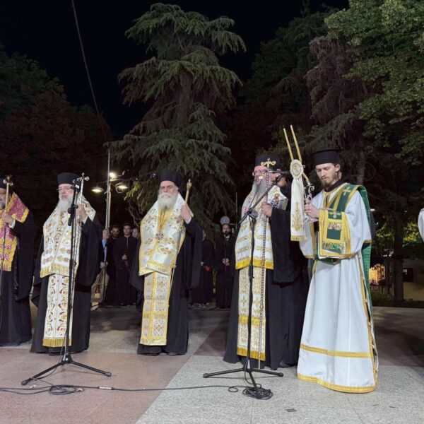 Πολυαρχιερατικός πανηγυρικός εσπερινός, λιτανεία και αρτοκρασία για τον Αγιο Αχίλλιο χθες στη Λάρισα