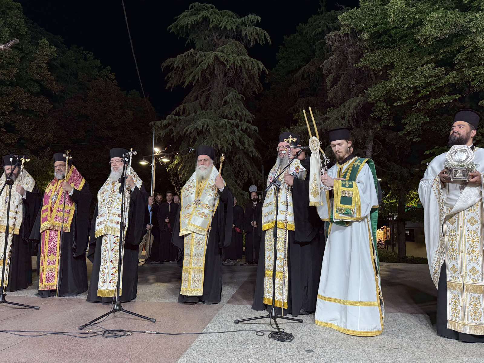 Πολυαρχιερατικός πανηγυρικός εσπερινός, λιτανεία και αρτοκρασία για τον Αγιο Αχίλλιο χθες στη Λάρισα