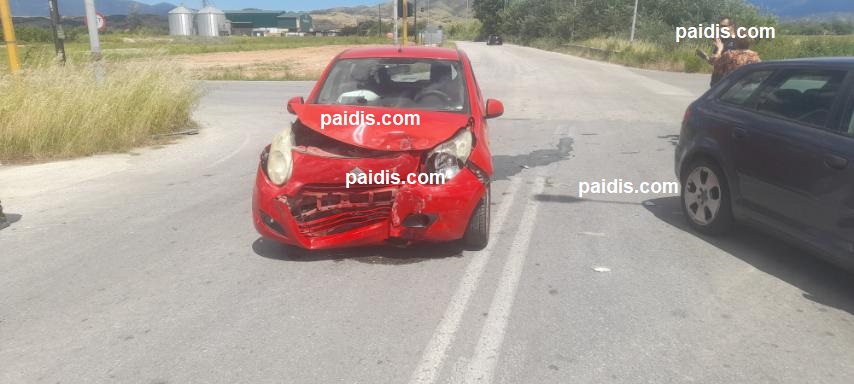 Δύο παιδιά και μία γυναίκα τραυματίστηκαν σε τροχαίο στη διασταύρωση Ροδιάς