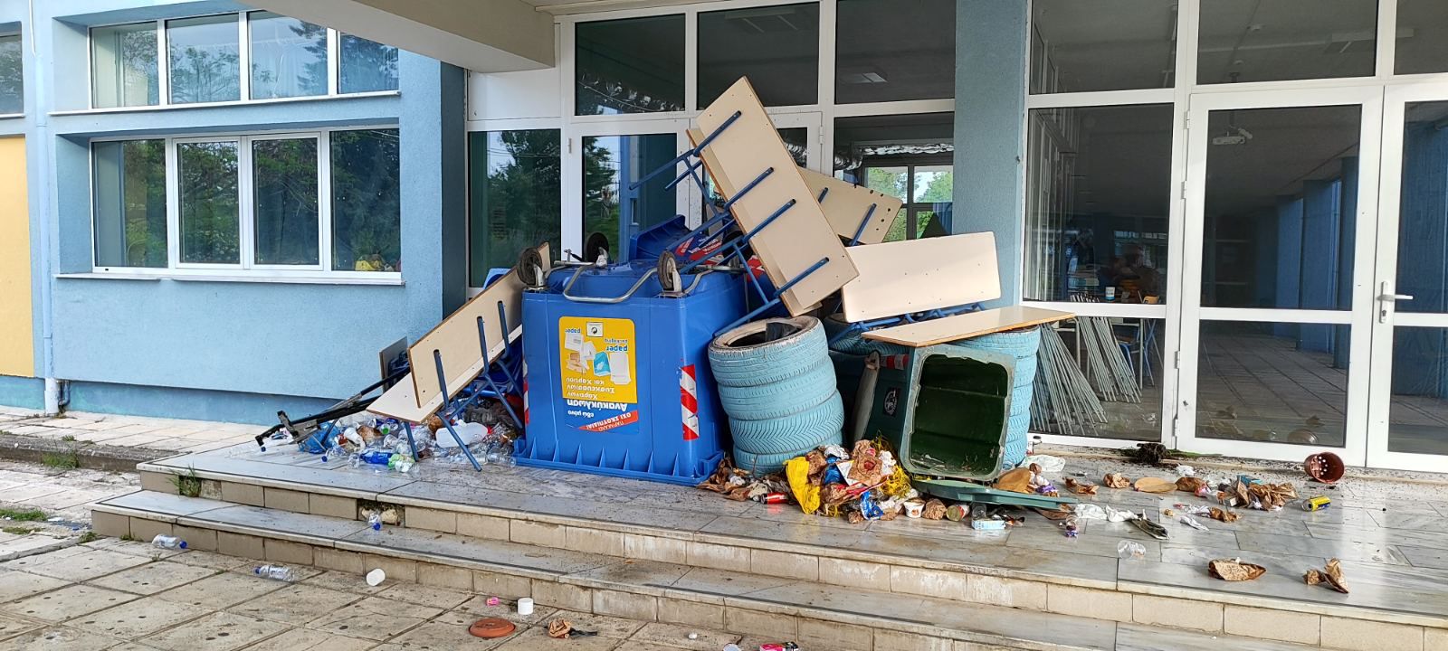 Αποτροπιαστικές εικόνες βανδαλισμών σε σχολεία και παιδική χαρά της Λάρισας – Σε μηνύσεις προχωρά η Δημοτική Αρχή