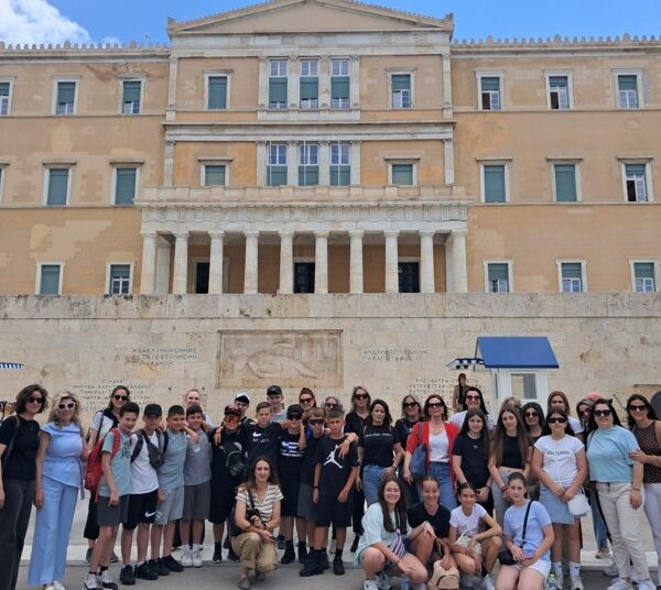 Επίσκεψη της ΣΤ΄ Τάξης του 3ου Δημοτικού Σχολείου Αμπελώνα στη Βουλή των Ελλήνων
