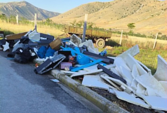 Αδιόρθωτοι συνεχίζουν να βρωμίζουν τον Τύρναβο και το περιβάλλον