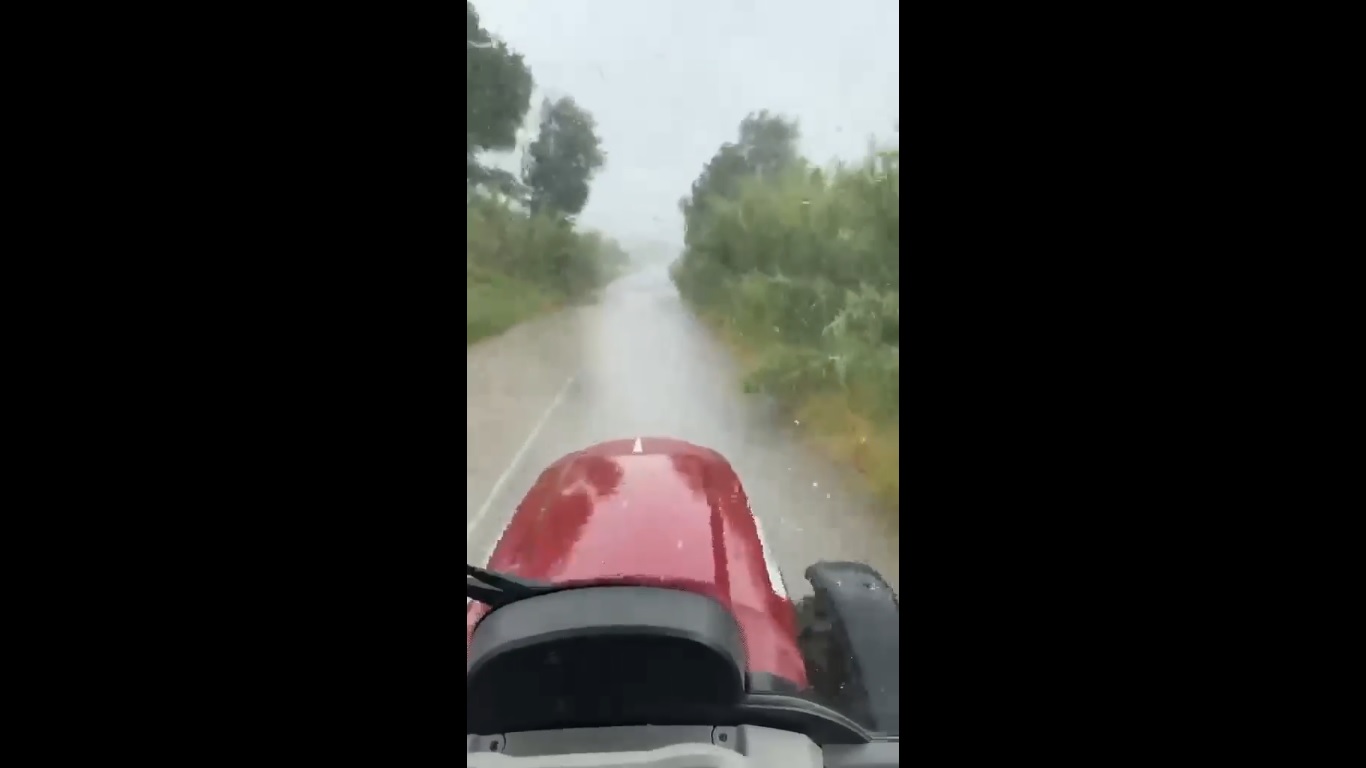 Χαλάζι μεγαλύτερο από στραγάλι έπεσε στα Δελέρια
