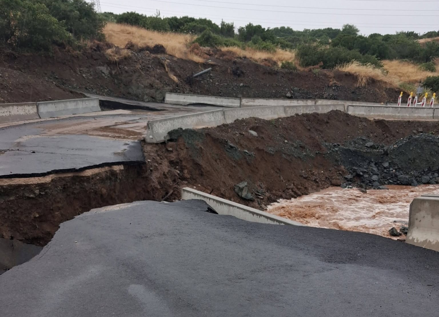Εικόνες ντροπής και οργής στα Φάρσαλα – Μία σύντομη δυνατή βροχή παρέσυρε το αφήγημα Κουρέτα (φωτο)