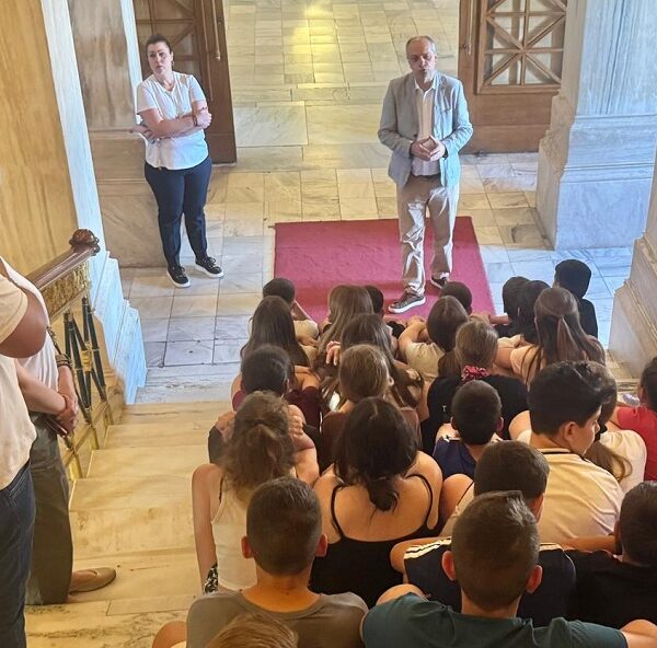 Μια επίσκεψη με ιδιαίτερο συμβολισμό για τον Χρήστο Καπετάνο και το 44ο Δημοτικό Σχολείο Λάρισας στην Βουλή