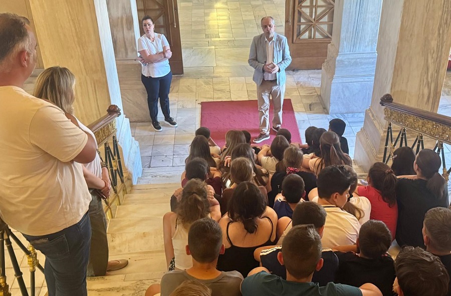 Μια επίσκεψη με ιδιαίτερο συμβολισμό για τον Χρήστο Καπετάνο και το 44ο Δημοτικό Σχολείο Λάρισας στην Βουλή