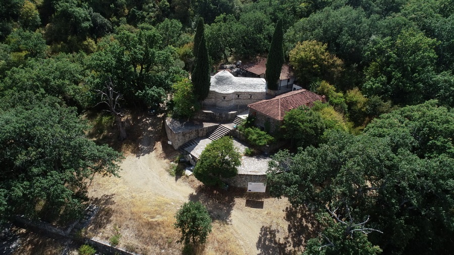 Λειτουργία στη Μονή Αγίων Θεοδώρων Ραψάνης μετά την ολοκλήρωση των εργασιών συντήρησης των τοιχογραφιών