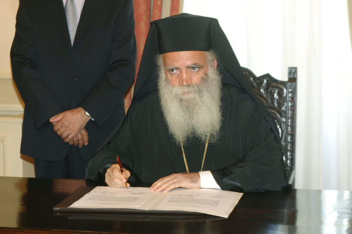 Κύθηρα: Ο Μητροπολίτης χαρίζει την αύξηση του μισθού του για στέγη σε γιατρούς και εκπαιδευτικούς