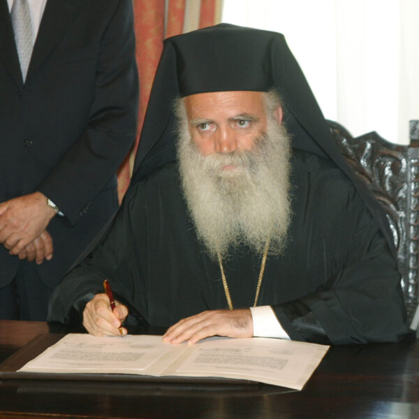 Κύθηρα: Ο Μητροπολίτης χαρίζει την αύξηση του μισθού του για στέγη σε γιατρούς και εκπαιδευτικούς