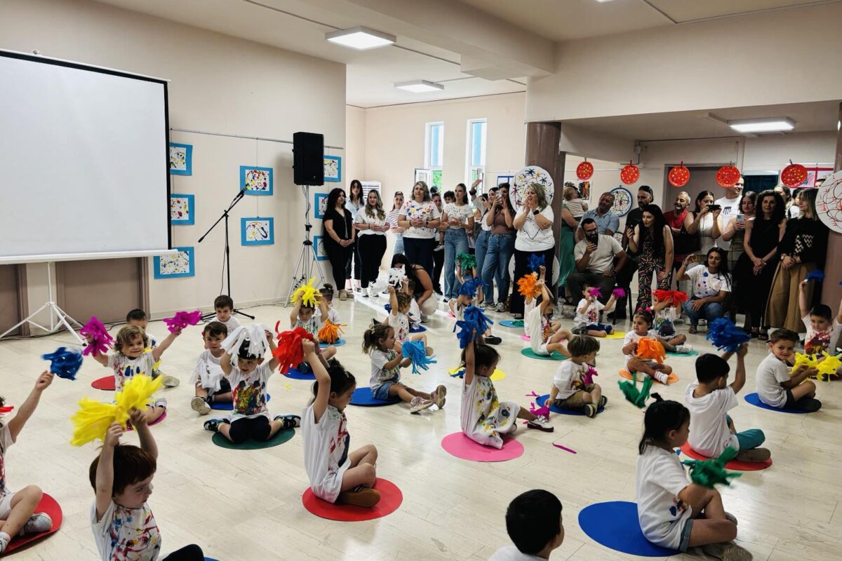 Ενθουσιάζει η έκθεση «Όταν ζωγραφίζω τη ζωή… με τελείες και γραμμές»