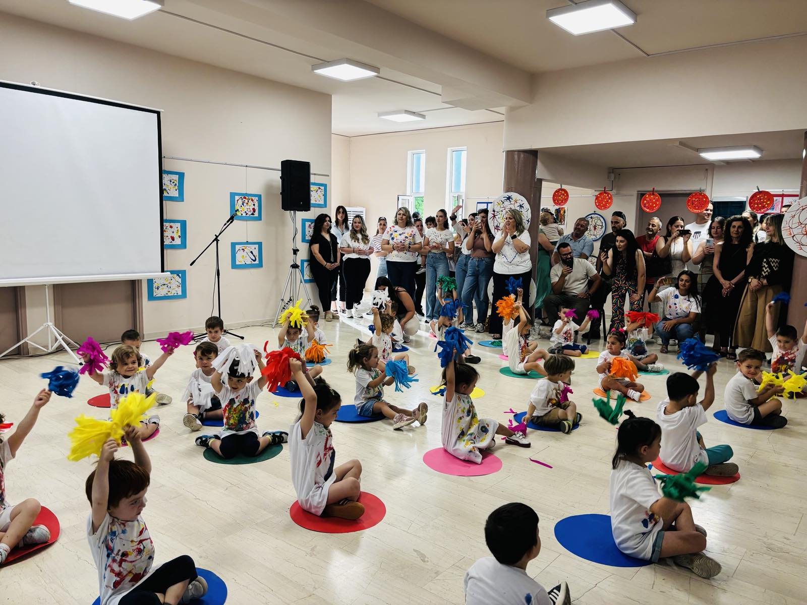 Ενθουσιάζει η έκθεση «Όταν ζωγραφίζω τη ζωή… με τελείες και γραμμές»