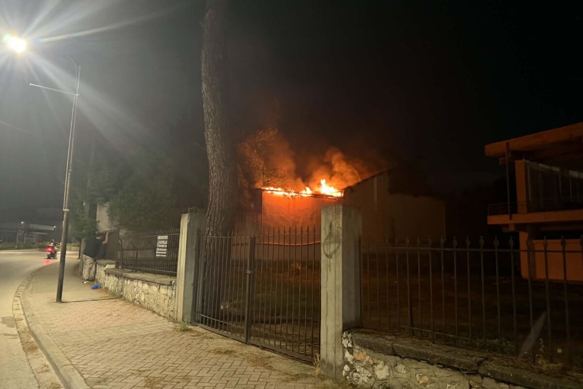 Φωτιά στο δημοτικό κτίριο της Τούμπας στον Τύρναβο