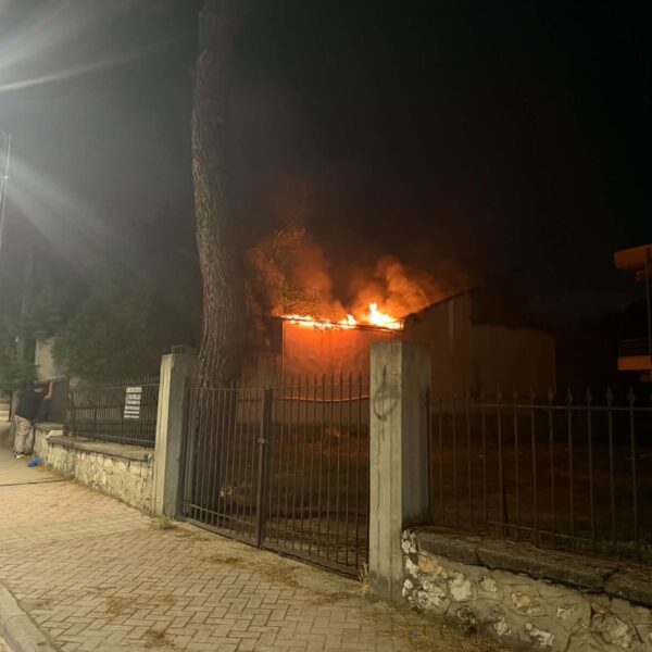 Φωτιά στο δημοτικό κτίριο της Τούμπας στον Τύρναβο