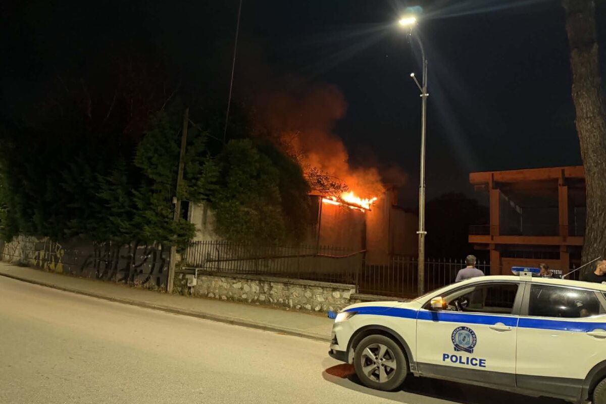 Φωτιά σε εργοστάσιο στη Λάρισα