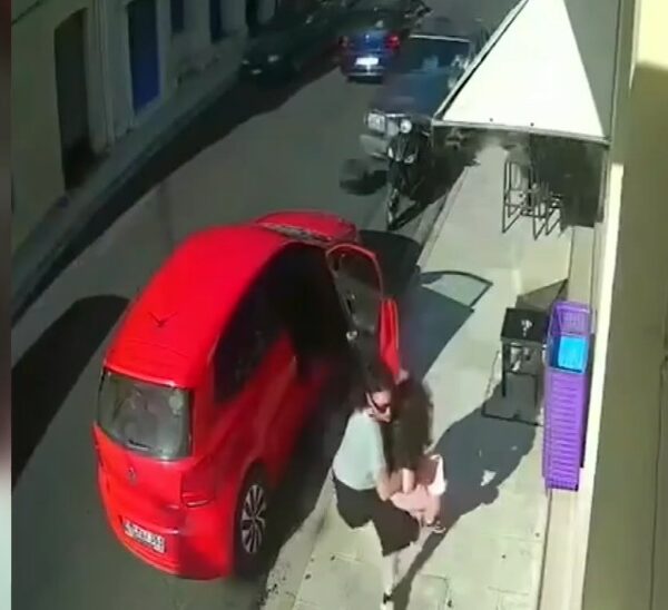 Μητέρα έσωσε την τελευταία στιγμή το παιδί της από σφοδρή σύγκρουση (βίντεο)