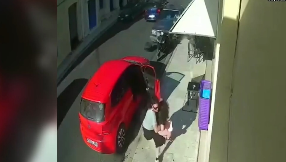 Μητέρα έσωσε την τελευταία στιγμή το παιδί της από σφοδρή σύγκρουση (βίντεο)
