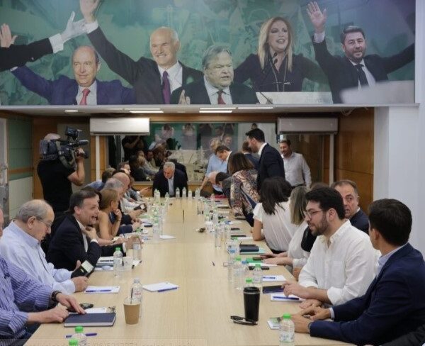 Στους τομείς οικονομίας και δικαιοσύνης της σκιώδους κυβέρνησης του ΠΑΣΟΚ οι Φ. Σαχινίδης και Ευ. Λιακούλη