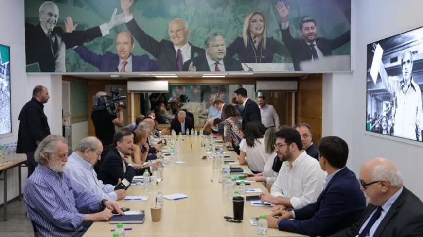 Στους τομείς οικονομίας και δικαιοσύνης της σκιώδους κυβέρνησης του ΠΑΣΟΚ οι Φ. Σαχινίδης και Ευ. Λιακούλη