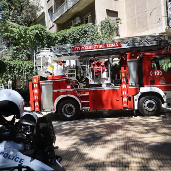 Φωτιά σε ξενοδοχείο στην Ομόνοια: Διασωληνωμένος πολυεγκαυματίας μετά από έκρηξη ηλεκτρικού πατινιού