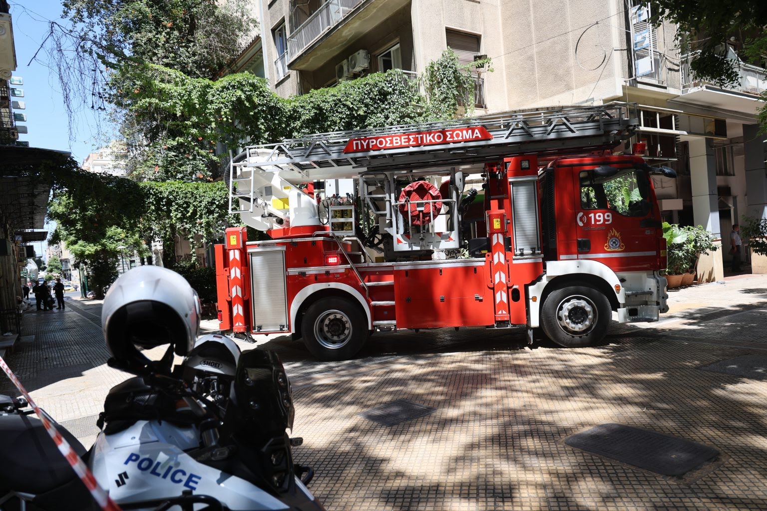 Φωτιά σε ξενοδοχείο στην Ομόνοια: Διασωληνωμένος πολυεγκαυματίας μετά από έκρηξη ηλεκτρικού πατινιού