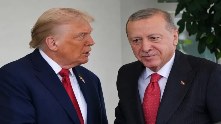 Ο Τραμπ θα πάει στη Σύνοδο του ΝΑΤΟ στην Άγκυρα «μόνο για χάρη του Ερντογάν»