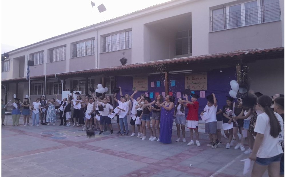 1ο Δημοτικό Σχολείο Τυρνάβου: Τα καπέλα των αποφοίτων πέταξαν ψηλά, έτοιμα να «φτάσουν όπου δεν μπορούν»